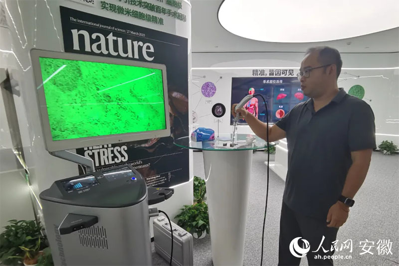 陳廷嘉演示“安刀”使用方法。人民網(wǎng)記者 胡雨松攝