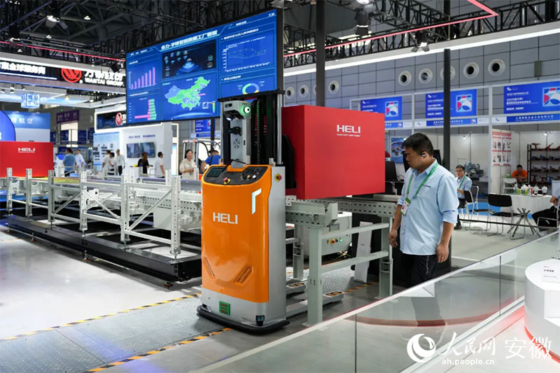 2024世界制造業(yè)大會上，合力將智能數(shù)據(jù)工廠系統(tǒng)帶進展會。人民網(wǎng)記者 王銳攝