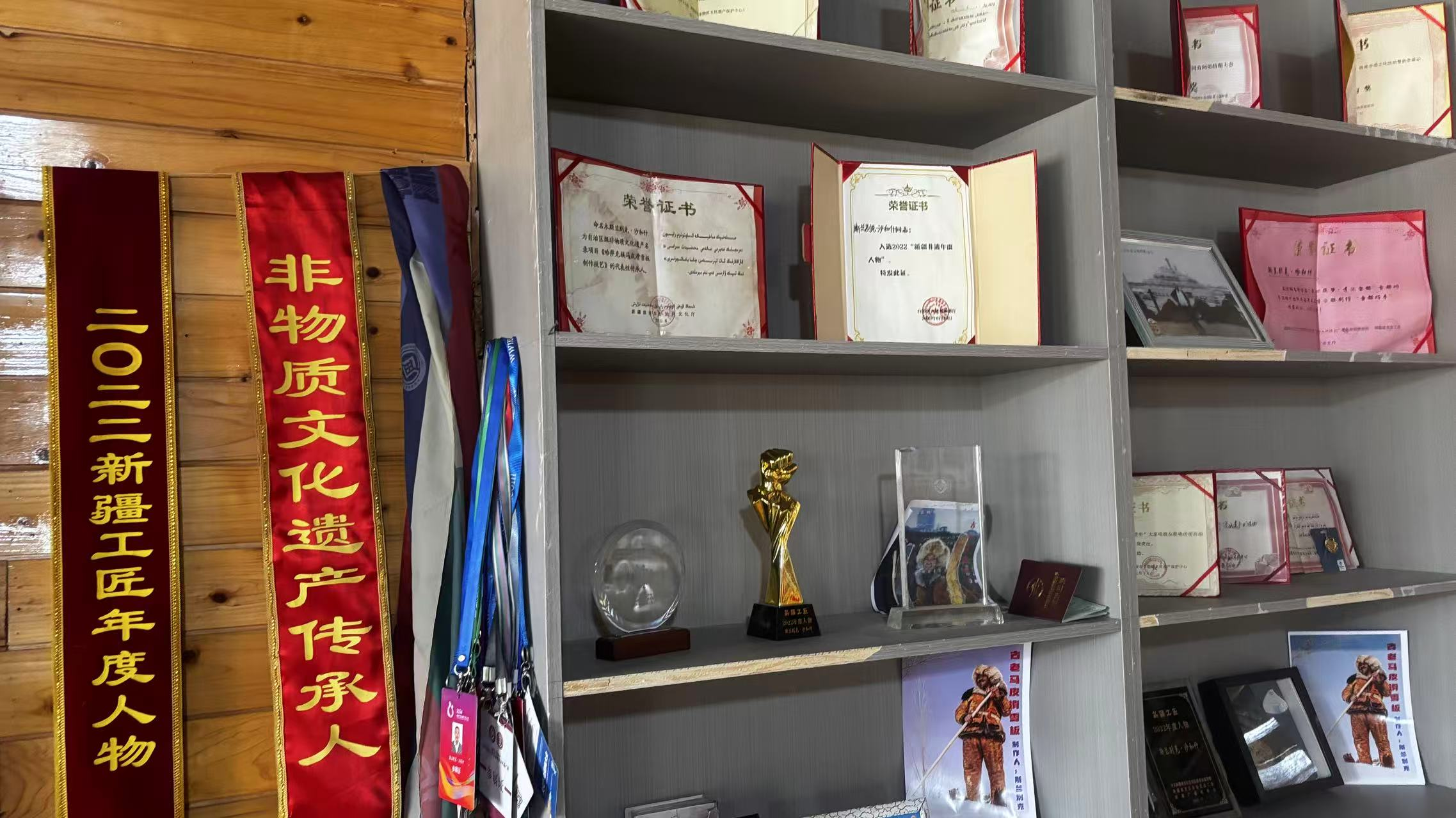 農(nóng)牧民古老毛皮滑雪板制作培訓(xùn)基地榮譽墻一角。