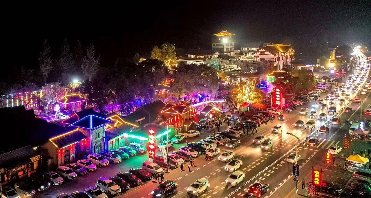 “小市一莊”夜景。受訪者供圖