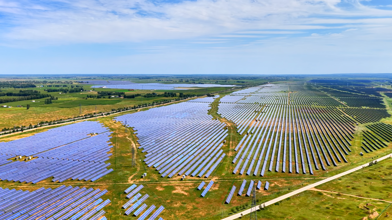 定邊縣連片光伏板鋪展成綠色能源畫卷。陳煜攝