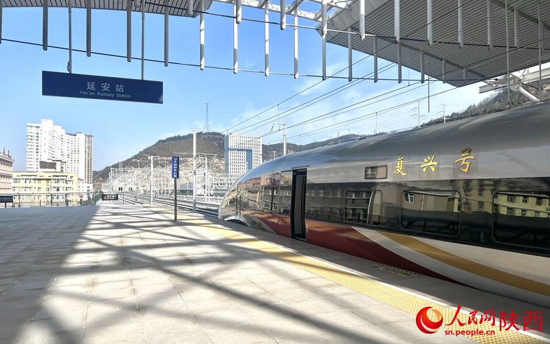 2025年12月26日，C9312次復(fù)興號(hào)列車抵達(dá)延安站。人民網(wǎng)記者 鄧楠攝
