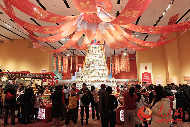 觀眾在中國非物質(zhì)文化遺產(chǎn)館參觀展覽。人民網(wǎng)記者 韋衍行攝