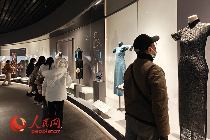 觀眾在上海博物館參觀展覽。人民網(wǎng)記者 韋衍行攝