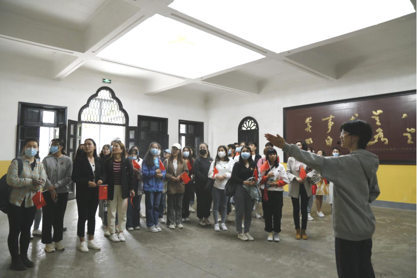 2021年5月20日，在喜迎中國共產(chǎn)黨建黨100周年之際，我校開展了少數(shù)民族學(xué)生“學(xué)黨史、感恩黨、跟黨走”紅色研學(xué)活動(dòng)。