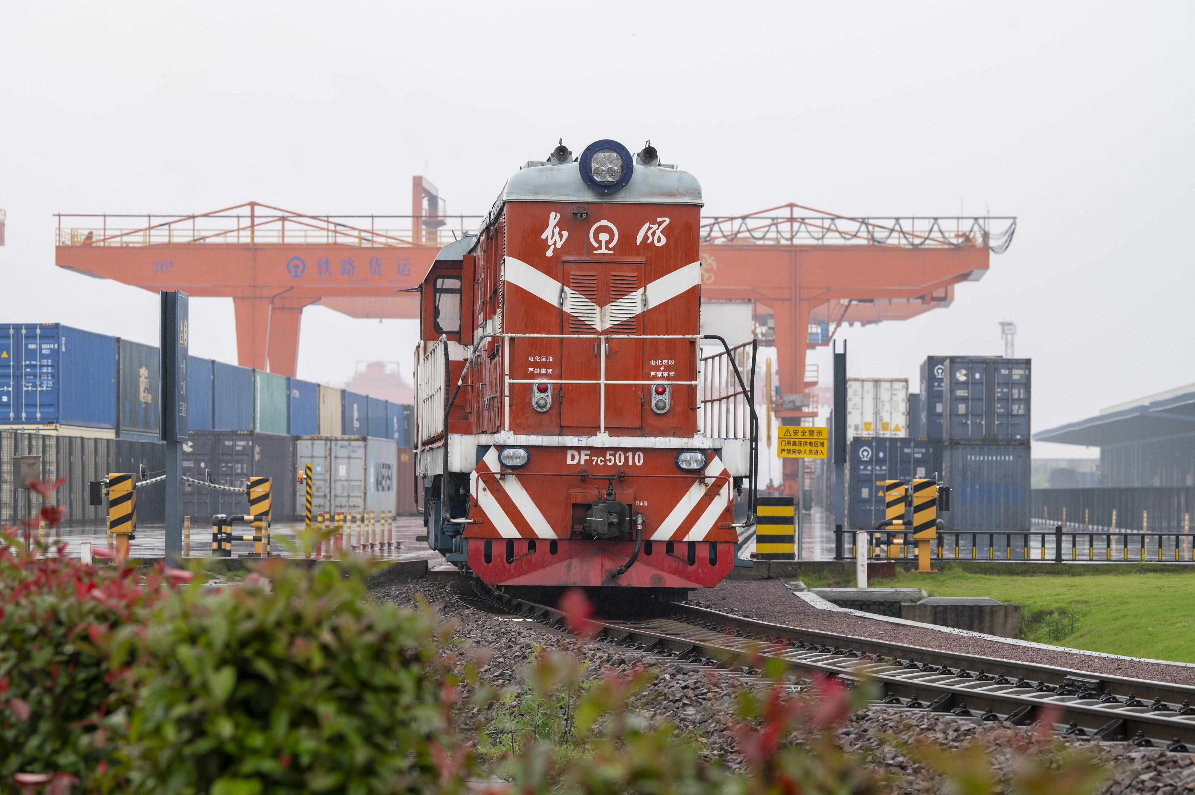 2024年5月5日，“五一”假期最后一天。在浙江省金華市金東區(qū)鐵路金華南站，一列滿載110標箱的中歐班列緩緩啟程駛往匈牙利。