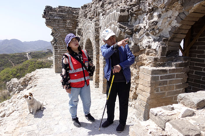 在明長(zhǎng)城遺址上，梅景田給外甥女劉紅巖講述長(zhǎng)城故事。