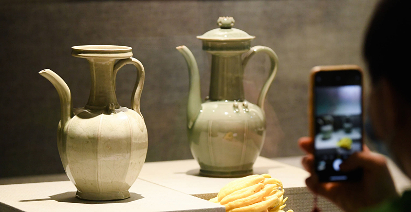 2021年9月14日，浙江省博物館，觀眾在拍攝北宋龍泉窯執(zhí)壺（左）和龍泉青瓷藝人劉杰制作的執(zhí)壺。