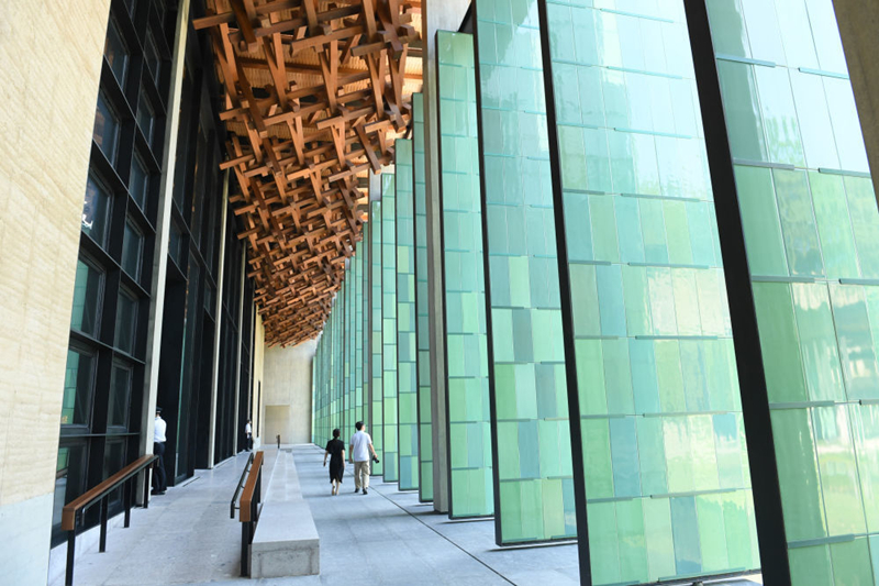 2022年7月23日，杭州國家版本館屋頂?shù)哪緲?gòu)和青瓷門扇相映成趣。