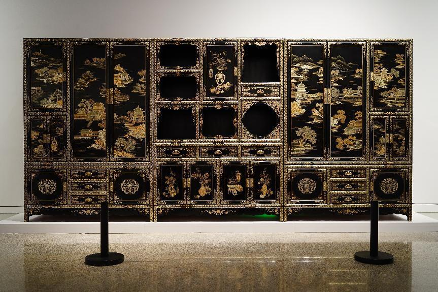 2023年7月9日，北京，中國(guó)工藝美術(shù)館·中國(guó)非物質(zhì)文化遺產(chǎn)館，“山西特色專(zhuān)業(yè)鎮(zhèn)平遙非遺雙寶中華行”展覽展出的推光漆器作品。