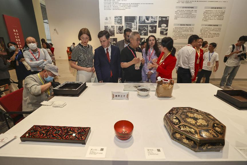 2023年5月28日，北京，推光漆器匠人為駐華使節(jié)展示技藝。