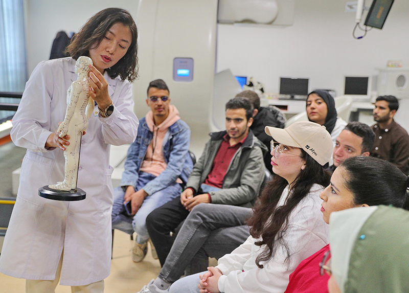 2023年4月19日，河北省秦皇島市中醫(yī)醫(yī)院醫(yī)務(wù)工作者為燕山大學(xué)外國留學(xué)生講解中醫(yī)經(jīng)絡(luò)知識。