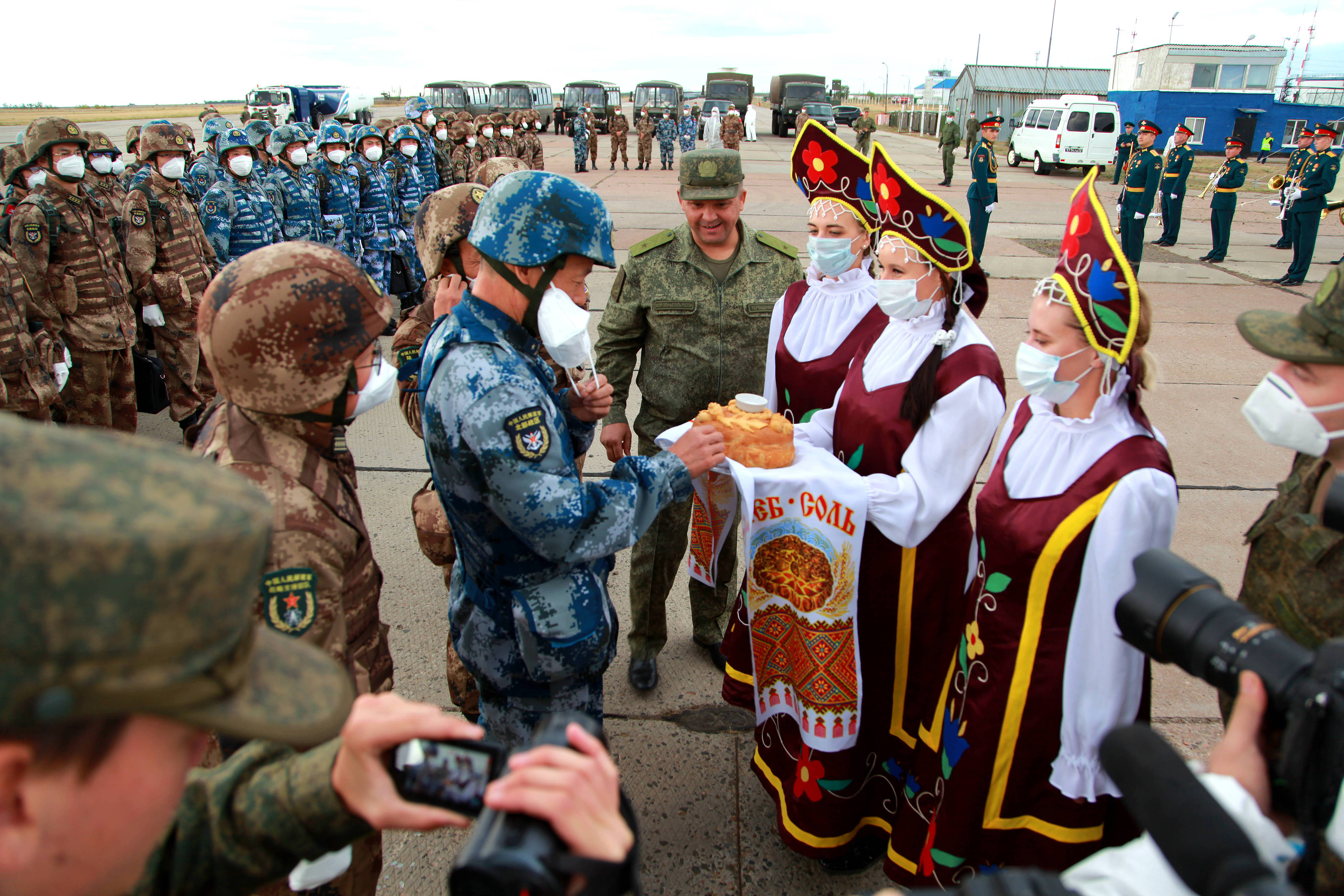 當?shù)貢r間2021年9月10日，跨境參加“和平使命-2021”上海合作組織成員國聯(lián)合反恐軍演的中方部隊導演部抵達俄羅斯奧倫堡“東古茲”靶場演習地域。圖為俄方人員為中方人員舉行歡迎儀式。