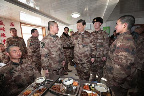 2014年1月26日中午，習(xí)近平來到連隊(duì)食堂，同戰(zhàn)士們一起用餐。新華社記者 李剛 攝
