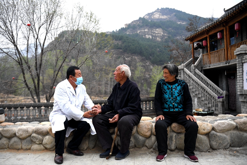 2020年4月15日，在河北阜平縣龍泉關(guān)鎮(zhèn)駱駝灣村，村醫(yī)霍建國為村民把脈。