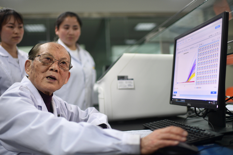 2021年6月17日，吳天一（前）在青海西寧的實(shí)驗(yàn)室內(nèi)和學(xué)生討論。