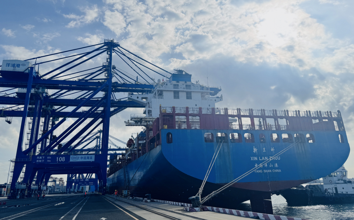 外貿貨輪“新蘭州”號將從海南洋浦港駛往中東。人民網(wǎng)記者 毛雷攝