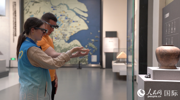 人民網(wǎng)外籍專家在良渚博物院體驗AR眼鏡。人民網(wǎng)記者 袁蒙攝