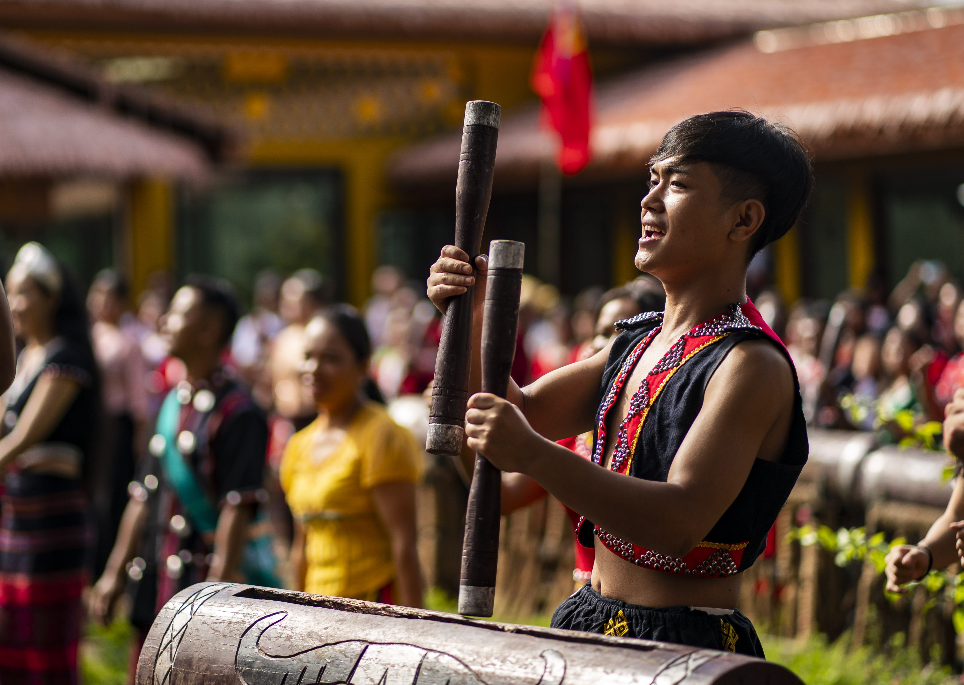 云南省滄源縣班洪鄉(xiāng)班洪村的佤族群眾唱響《阿佤人民唱新歌》（2021年8月20日攝）。