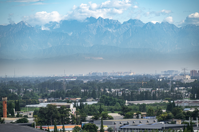 2024年7月1日，成都天氣晴好，遠(yuǎn)處雪山清晰可見(jiàn)。