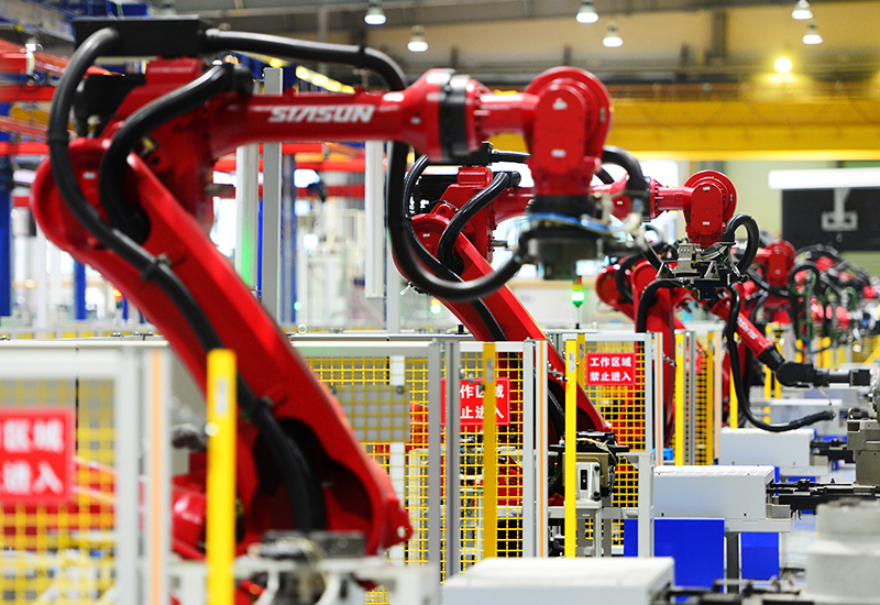 2019年11月22日，沈陽，一家數(shù)字化智能工廠內(nèi)，名為SR210的機(jī)器人正在自主地抓取各種零部件，快速組裝稍小的工業(yè)機(jī)器人。