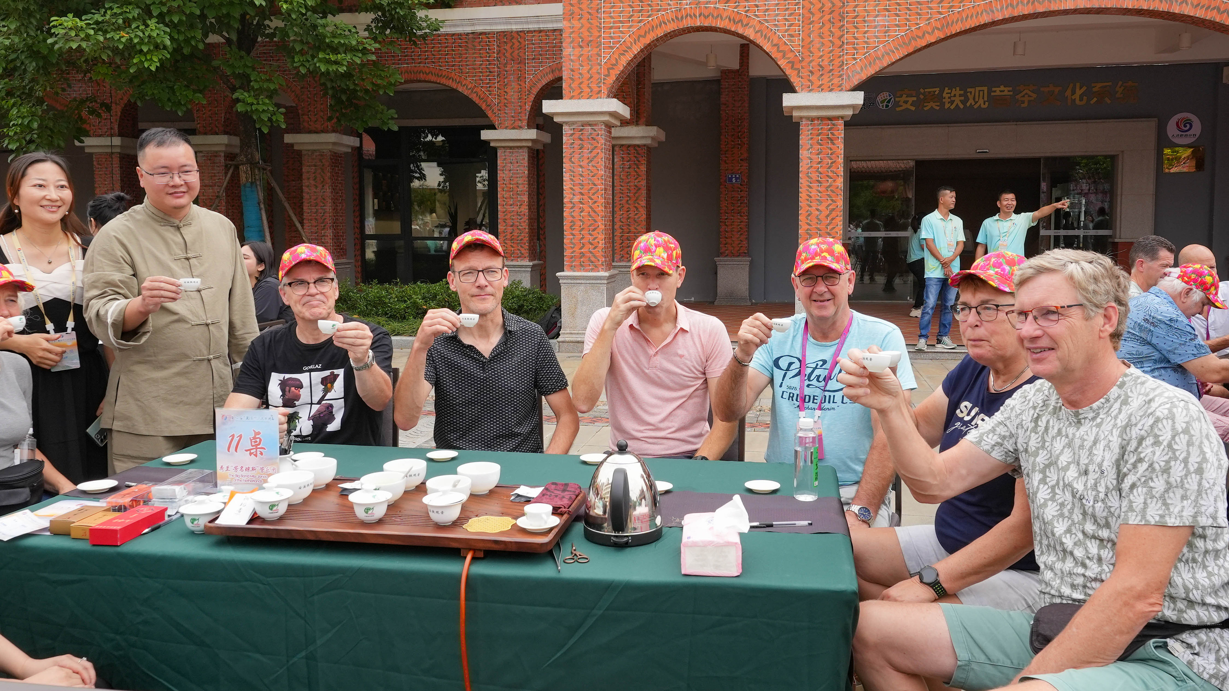 △2023年10月4日，福建泉州，外國人品中國茶。