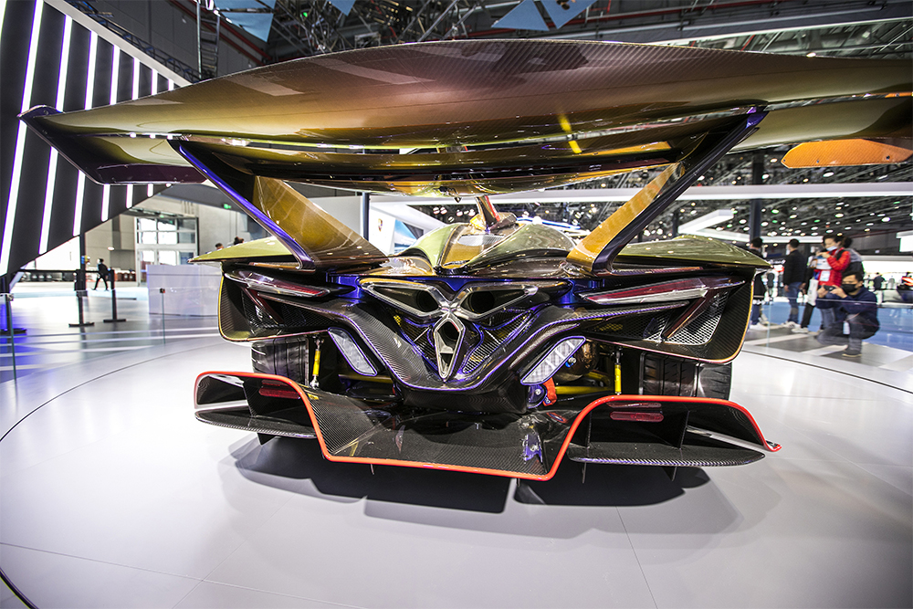 2020年11月5日，上海，來(lái)自德國(guó)的全球首款全碳纖維跑車亮相進(jìn)博會(huì)。該車總重量只有1250KG。