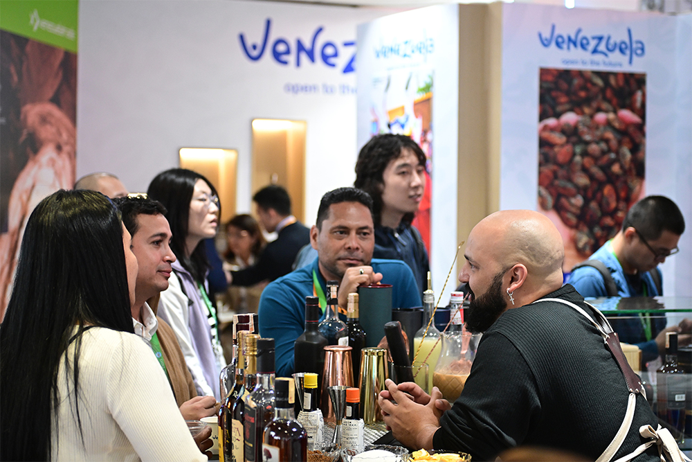 2023年11月9日，上海，觀眾在進(jìn)博會(huì)委內(nèi)瑞拉館參觀、交流、洽談。