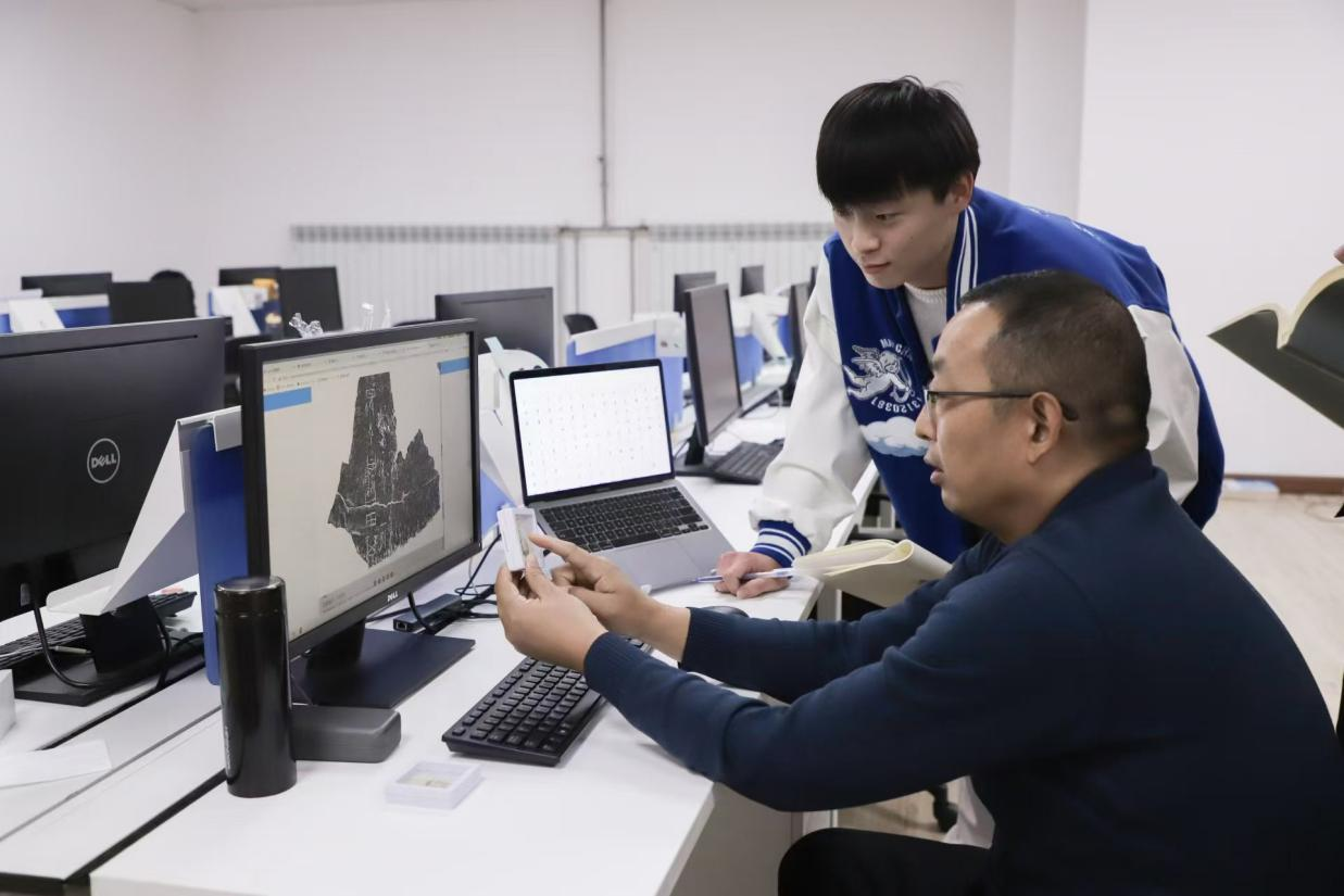 安陽(yáng)師范學(xué)院甲骨文信息處理教育部重點(diǎn)實(shí)驗(yàn)室，劉永革正在給學(xué)生講甲骨文。受訪者供圖