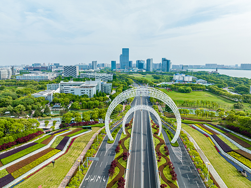 圖為蘇州工業(yè)園區(qū)星湖街鋼結(jié)構(gòu)雕塑。