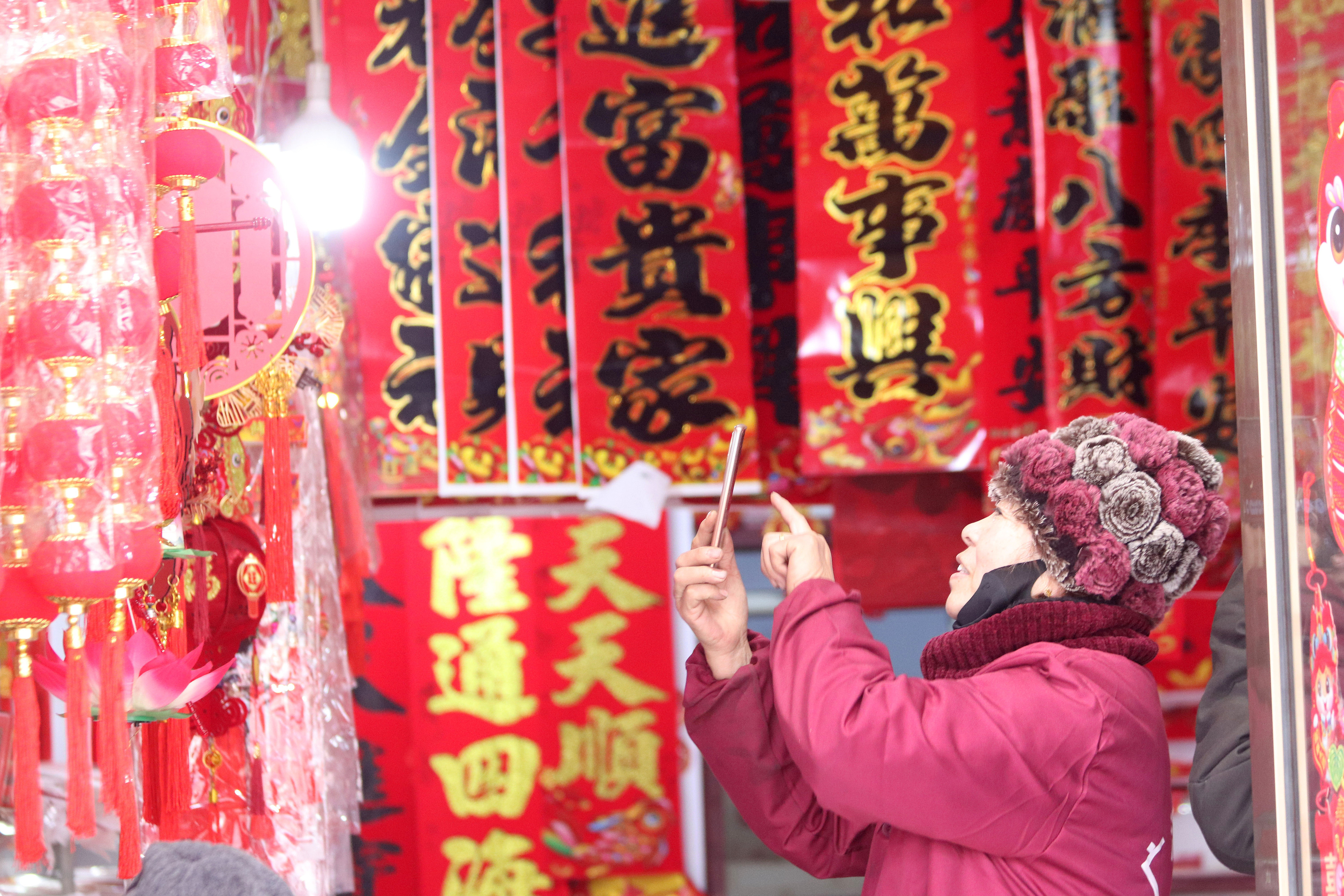 2025年1月5日，在山東省高密市夏莊鎮(zhèn)東李家村，商戶使用手機(jī)推銷新春飾品。