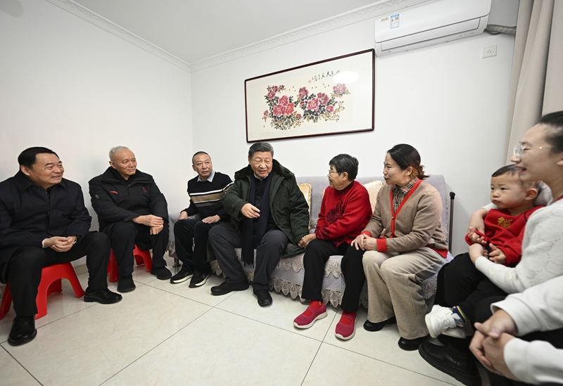 2025年1月23日上午，習近平總書記在遼寧沈陽大東區(qū)長安街道長安小區(qū)考察時，走進居民郎素蘭家中看望。