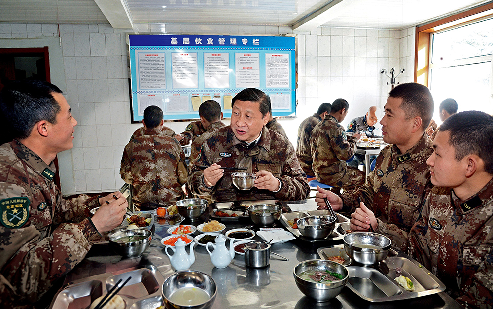 2014年1月26日，習(xí)近平主席專程來到內(nèi)蒙古軍區(qū)邊防某部，親切看望慰問戍邊官兵。這是在連隊(duì)食堂，習(xí)近平主席同戰(zhàn)士們一起用餐。