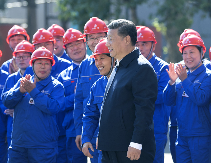 2018年9月26日，在中國(guó)一重集團(tuán)，習(xí)近平總書(shū)記走到工人中間，同大家親切交流。
