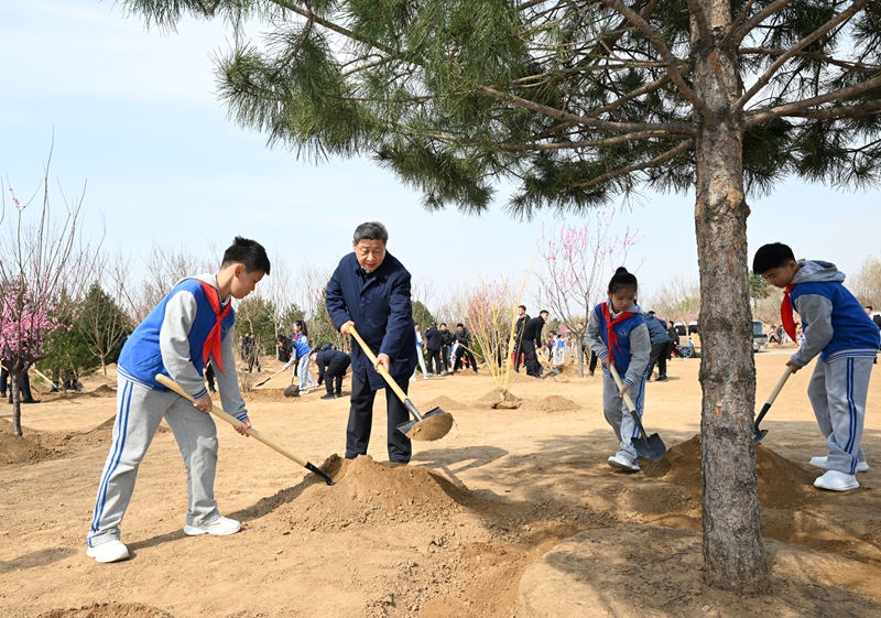 2025年4月3日，習(xí)近平總書(shū)記來(lái)到北京豐臺(tái)區(qū)永定河畔參加首都義務(wù)植樹(shù)活動(dòng)。