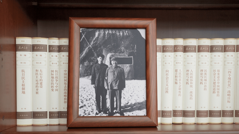 2022年12月31日，習(xí)近平辦公室的書(shū)架上擺放著他和父親的合影。
