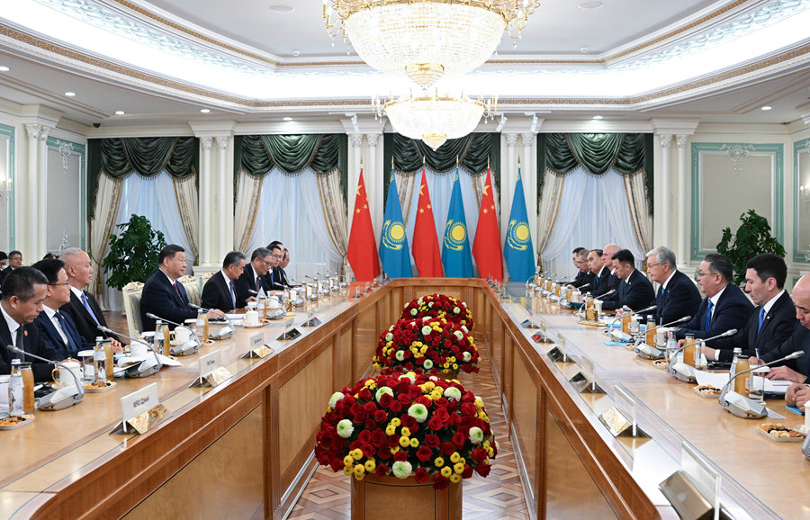 當(dāng)?shù)貢r(shí)間6月16日下午，哈薩克斯坦總統(tǒng)托卡耶夫同中國(guó)國(guó)家主席習(xí)近平在阿斯塔納總統(tǒng)府舉行會(huì)談。