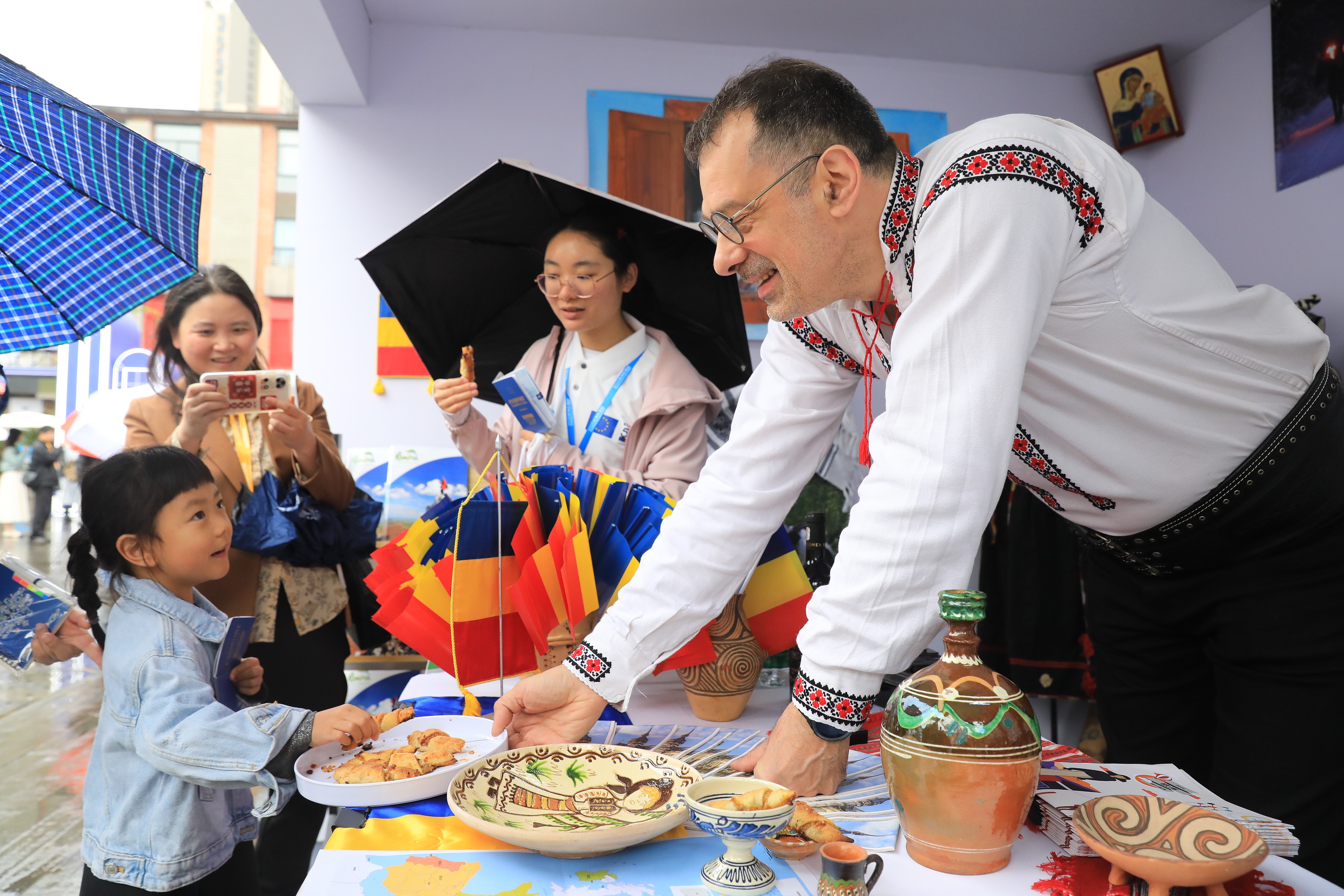 2025年4月12日，四川省成都市“2025成都·歐洲文化季”活動(dòng)融匯藝術(shù)、音樂、美食與互動(dòng)體驗(yàn)，為民眾打造了一場“沉浸式”文化嘉年華。