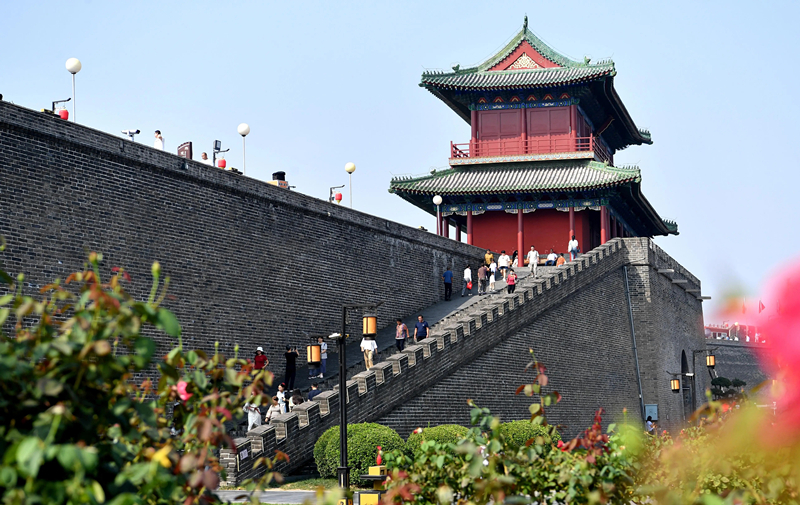 2024年9月16日，游客在河北省石家莊市正定古城游玩。