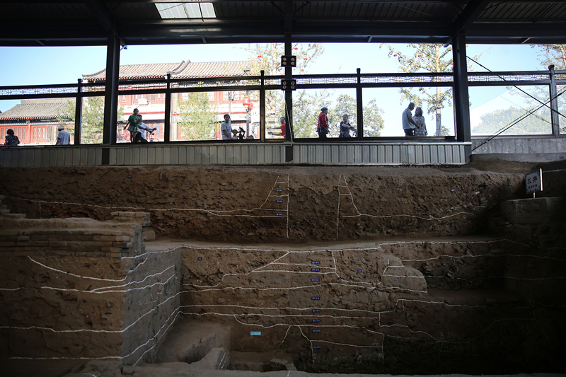 2019年9月7日，人們透過玻璃幕墻看開元寺南廣場遺址考古現(xiàn)場。