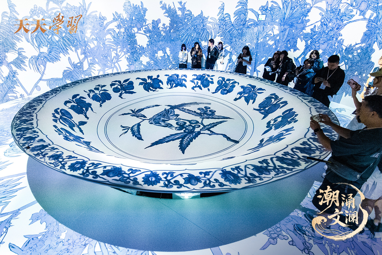 2025年5月13日，“‘紋’以載道——故宮博物院沉浸式數(shù)字體驗(yàn)展”亮相香港故宮文化博物館。