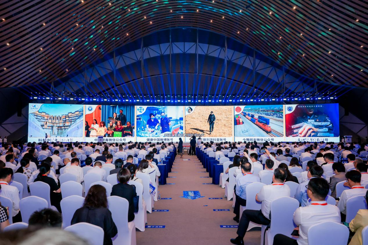 2025年中國(guó)網(wǎng)絡(luò)文明大會(huì)《走好網(wǎng)上群眾路線百個(gè)成績(jī)突出賬號(hào)推選活動(dòng)成果》發(fā)布現(xiàn)場(chǎng)。