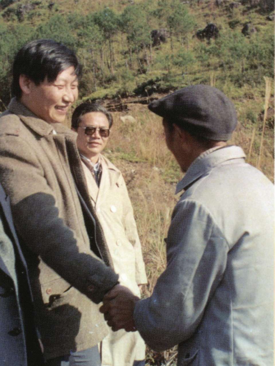 1989年1月，習(xí)近平到周寧縣走訪種林專業(yè)戶。（圖源：《習(xí)近平在寧德》）