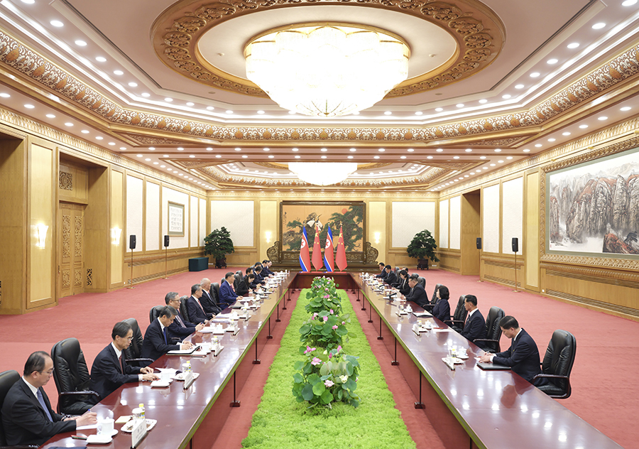 9月4日晚，中共中央總書記、國(guó)家主席習(xí)近平在北京人民大會(huì)堂同來華出席紀(jì)念中國(guó)人民抗日戰(zhàn)爭(zhēng)暨世界反法西斯戰(zhàn)爭(zhēng)勝利80周年活動(dòng)的朝鮮勞動(dòng)黨總書記、國(guó)務(wù)委員長(zhǎng)金正恩舉行會(huì)談。