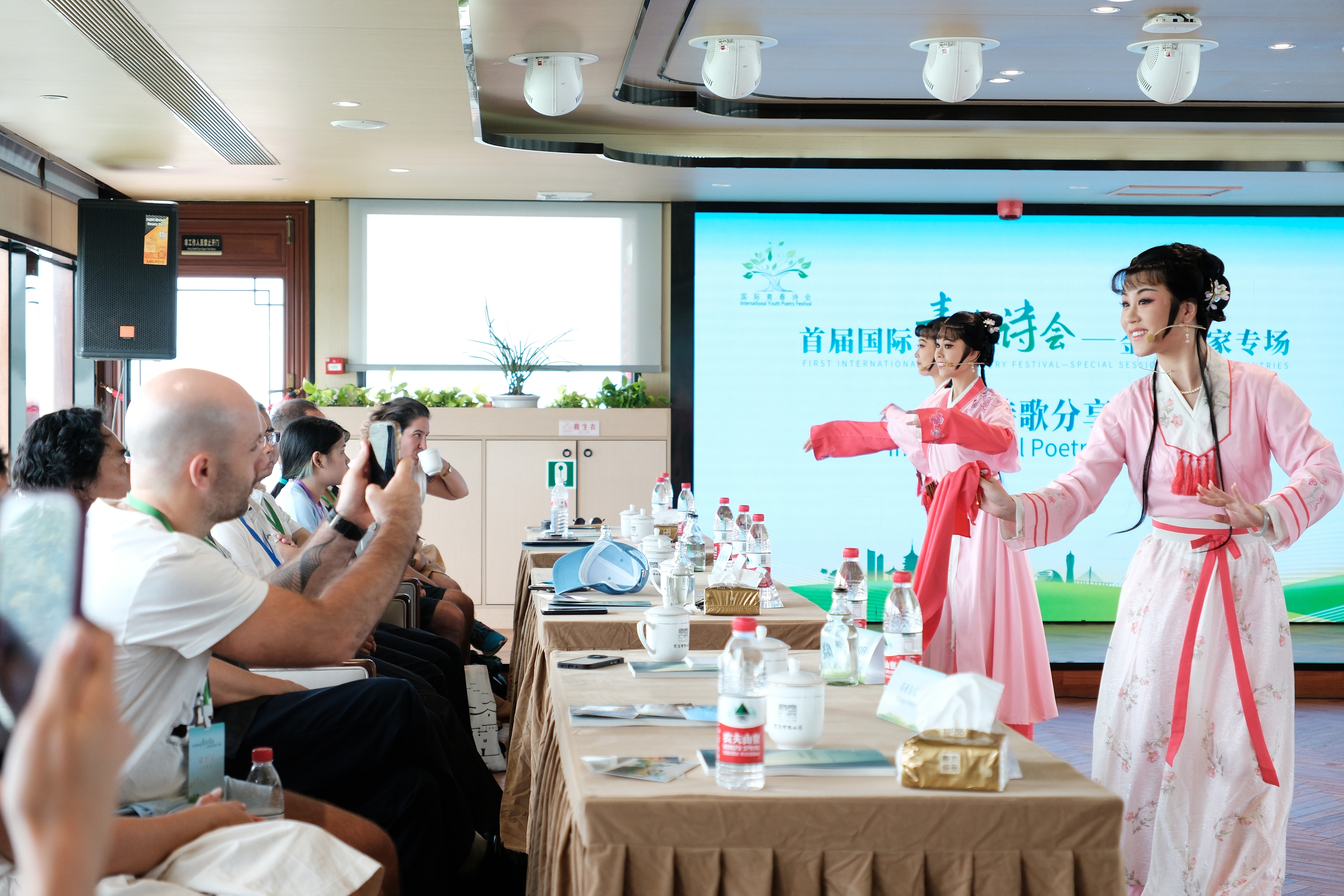 2024年7月21日，浙江杭州，金磚國家外國友人欣賞越劇《富陽新曲》。