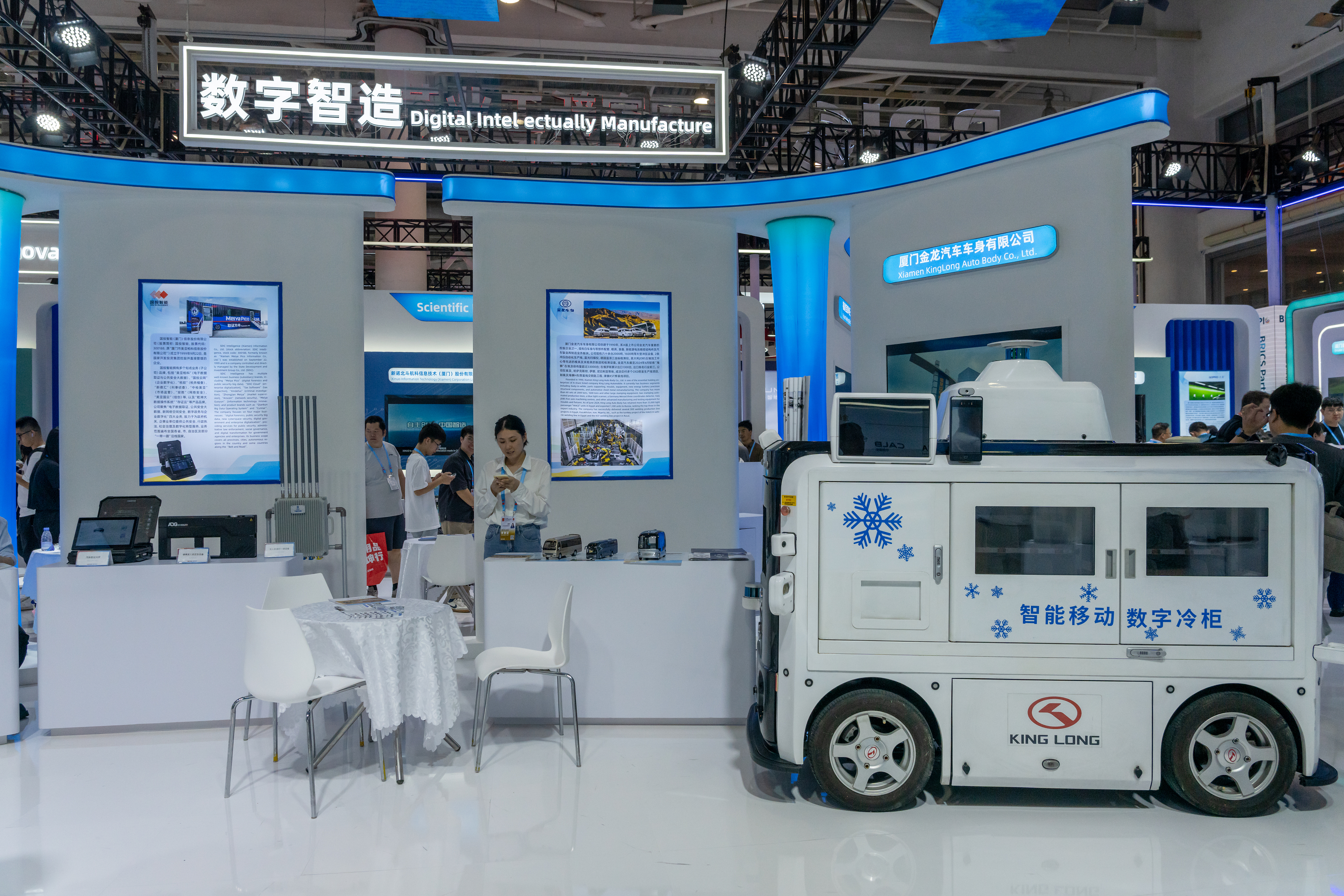 2024年9月9日，福建廈門，觀眾在金磚國家新工業(yè)革命伙伴關系創(chuàng)新基地展位參觀、洽談。