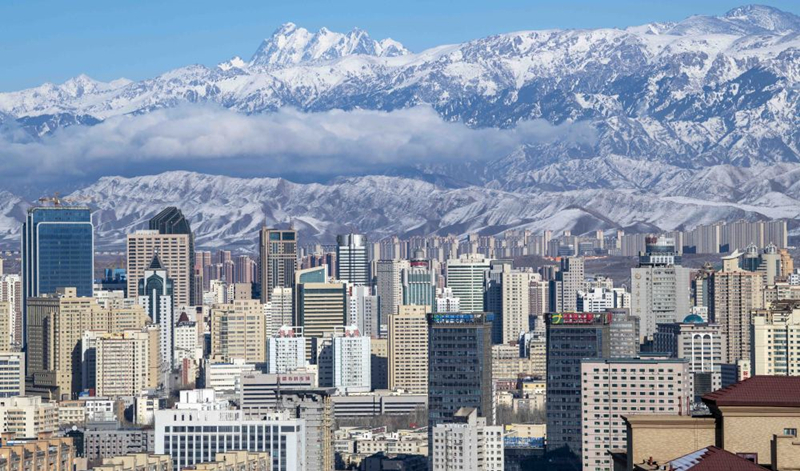 天山腳下的烏魯木齊市城區(qū)一角。