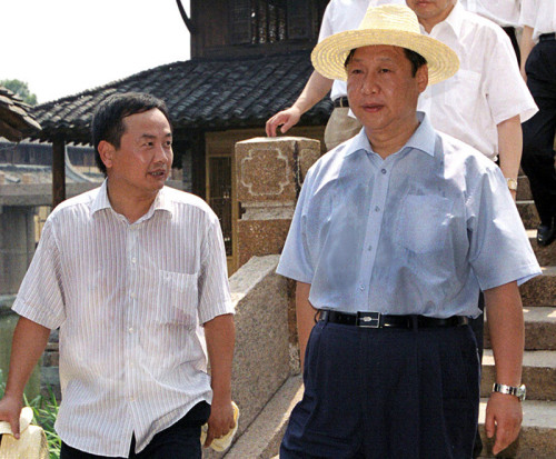 2005年8月3日，習近平在浙江嘉興桐鄉(xiāng)市烏鎮(zhèn)調(diào)研古鎮(zhèn)保護工作。資料圖片