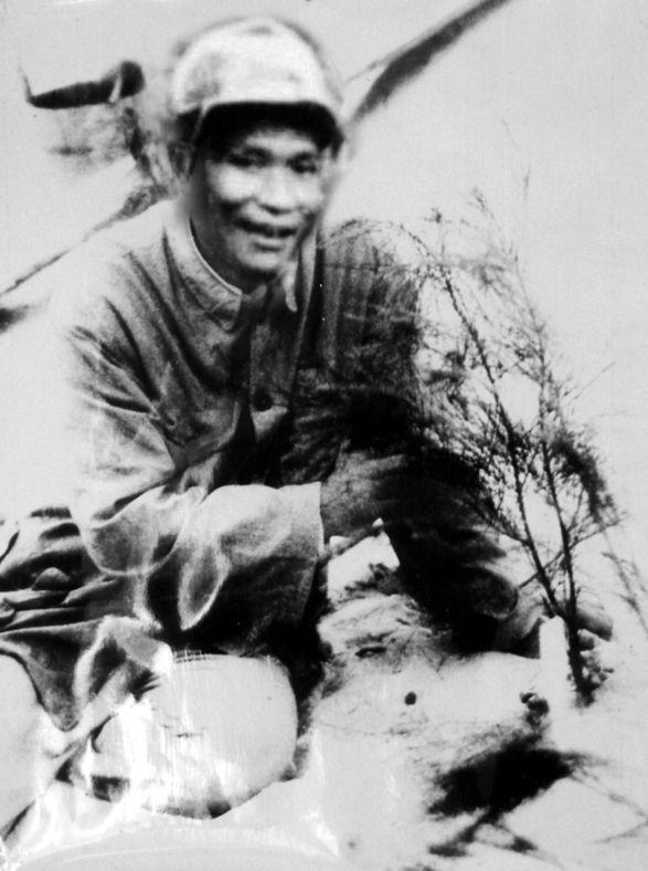 谷文昌與試種成活的木麻黃（資料照片）。