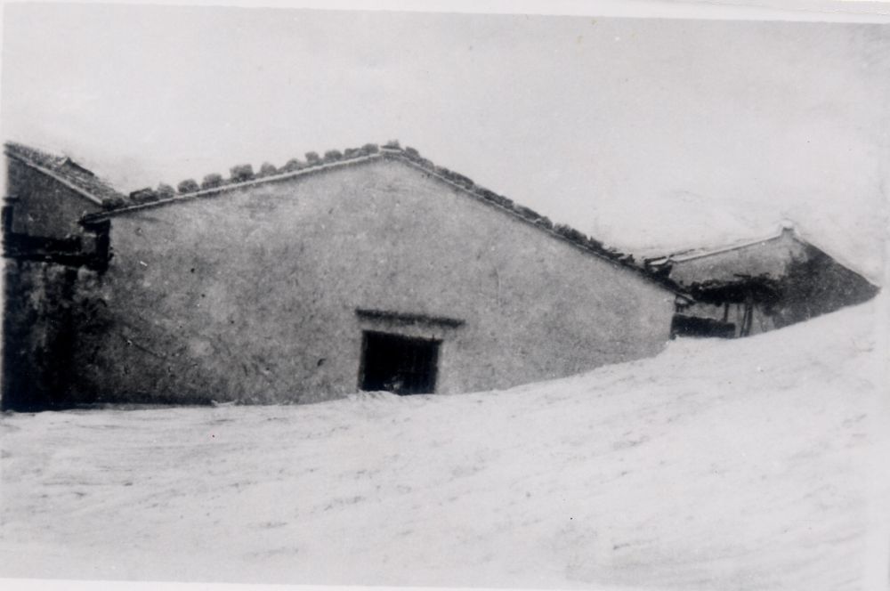 昔日的東山島風沙掩埋部分村民村舍（資料照片）。